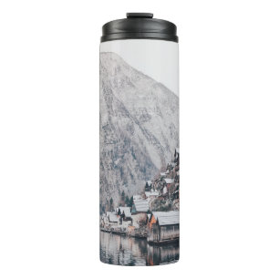 FOTOGRAFIE DES HAUS AM WASSERKÖRPER THERMOSBECHER