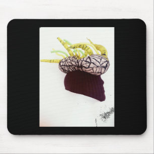 Fotografie hat Haarstil seltsame Maske in Profil Mousepad