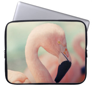 Fotografie mit schwachem Fokus von rosa Flamingo Laptopschutzhülle