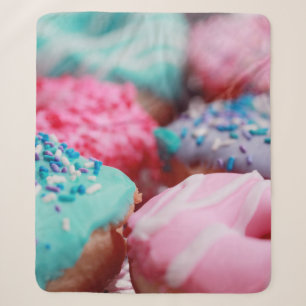 FOTOGRAFIE MIT SEICHTEM FOKUS VON SORTIERTEN DONUT SHERPADECKE