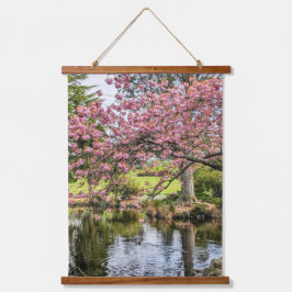 Fotografie von rosa Kirschblüten und Teich Wandteppich Mit Holzrahmen