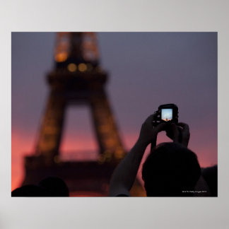 Fotografieren des Eiffelturms mit einem Smartphone Poster