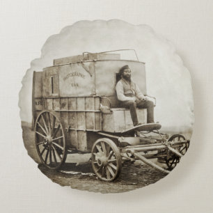 Fotografiewagen von Roger Fenton Photo-Realismus Rundes Kissen