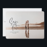 Fotografisches geometrisches Hochzeitsfest-Foto Save The Date<br><div class="desc">Fotografisch floralen geometrischen Hochzeitsfest Foto Save the Date. In Purpur,  Rosa,  Braun und Grün. Moderne nehmen rustikale Hochzeit mit Schrift-Handschrift.</div>