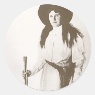 Fotoporträt einer Cowgirl mit Gewehr, um 1910 Runder Aufkleber