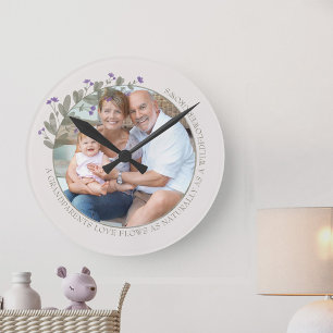 Fotorahmen mit Großeltern, lila Wildblumen und flo Runde Wanduhr