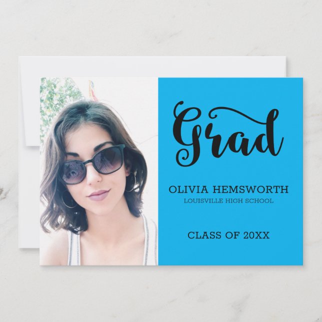 Fotos und schwarze Briefe werden auf blau abgelegt Ankündigung (Vorderseite)