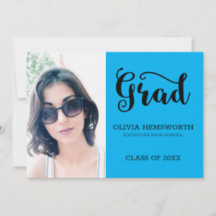 Fotos und schwarze Briefe werden auf blau abgelegt Ankündigung