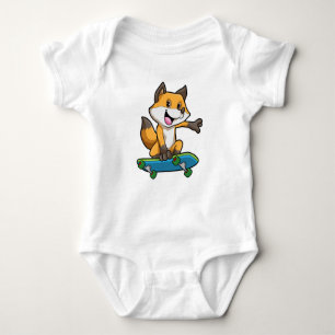 Fox als Skater mit Skateboard Baby Strampler