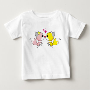 Fox Couple Kissing mit Little Hearts Overhead Baby T-shirt