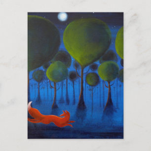 Fox, der nachts im Wald läuft. Postkarte