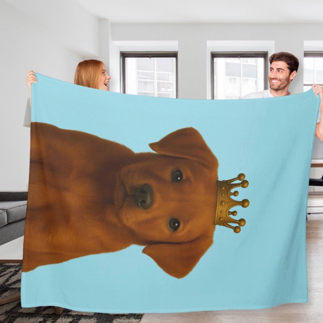 Fox Red Labrador Welpe in Gold Crown Niedlich Fleecedecke (Fox Red Labrador Puppy in Gold Crown Cute Fleece Blanket by Ricaso. Red fox lab dog gift idea
)