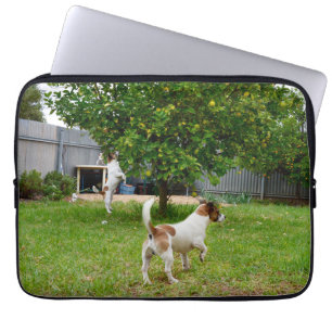 Fox Terrier springt in einen Baum, Laptopschutzhülle