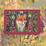 Fox und Foxglove Blume William Morris Inspiriert Tri-fold Geldbeutel<br><div class="desc">Mit der Einführung der Fox- und Foxglove-Blume Inspirierte William Morris das Trifold Wallet, ein raffiniertes Accessoire, das den Charme der Wildnis nahtlos mit zeitloser künstlerischer Eleganz verbindet. Dieses dreiseitige Portemonnaie zeigt eine wunderbare Abbildung eines Fuchses, das anmutig mit den komplizierten und klassischen Mustern verflochten ist, die an William Morris Ästhetik...</div>