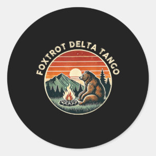 Foxtrots Deltas Tangos Retro Resist Bear Camping H Runder Aufkleber