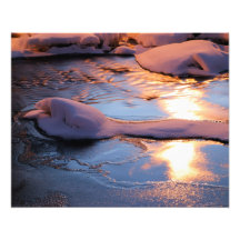 Fozen landschaftlicher Fluss in Skandinavien Foto