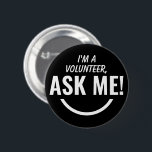 Frag Me Black Volunteer Abzeichen Pinback Button<br><div class="desc">Frag Me Personalisiert Black Volunteer Abzeichen Pinback Taste mit fett und ekkitzelt Typografie Text als ein lächelndes Emoji aussehen. Lächeln,  helfen,  Volunteer,  Freiwillige Geschenke,  niedlich,  lebendig,  kühl,  hell,  kindisch,  Kinder,  helfen einander,  frag um Hilfe</div>