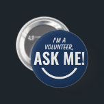 Frag Me Blue Volunteer Abzeichen Pinback Button<br><div class="desc">Frag Me Personalisiert Navy Blue Volunteer Abzeichen Pinback Taste mit fett und ekkitzelt Typografie Text als ein lächelndes Emoji aussehen. Lächeln,  helfen,  Volunteer,  Freiwillige Geschenke,  niedlich,  lebendig,  kühl,  hell,  kindisch,  Kinder,  helfen einander,  frag um Hilfe</div>