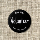 Frag Me Volunteer Abzeichen Button<br><div class="desc">Diese schwarz-weiße "Frag Me!" Abzeichen-Taste kann an einen anderen Titel oder einen anderen Positionsnamen angepasst werden. Außerdem können Sie den Namen der Veranstaltung oder Organisation einfach anpassen. Nutzen Sie für besondere Veranstaltungen, Festivals, Schulveranstaltungen oder für die ehrenamtlichen Mitarbeiter einer gemeinnützigen Organisation. Es hat ein einfaches, minimalistisches Design und ist leicht...</div>