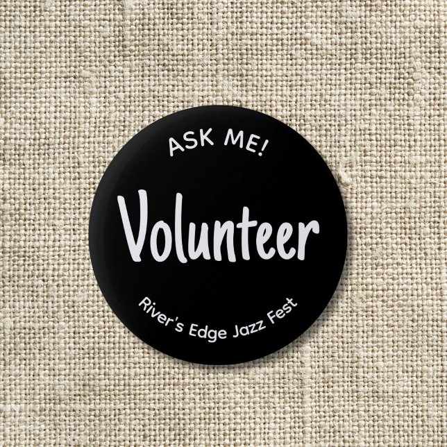Frag Me Volunteer Abzeichen Button (Black "ask me!" volunteer pin button badge with white letters.)
