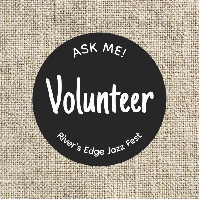 Frag Me Volunteer Abzeichen Runder Aufkleber (Black and white Ask me volunteer sticker badge with custom name of event or organization.)