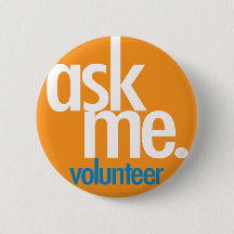 Frag mich. Orangefarbener Freiwilligen-Button
