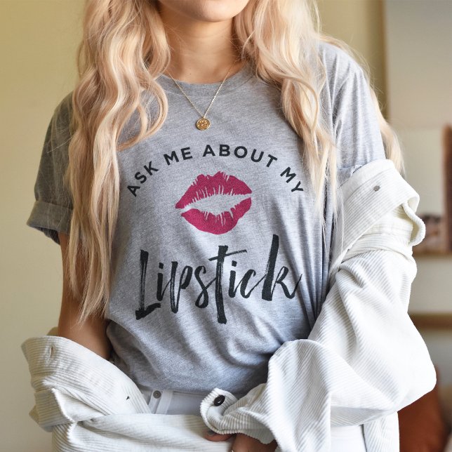 Frag mir über meinen Lipstick | Lip Product Distri T-Shirt (Von Creator hochgeladen)