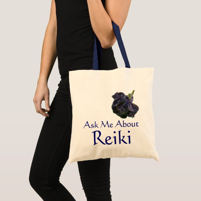 Frag mir über Reiki Lila Rose Tragetasche (Vorderseite (Produkt))