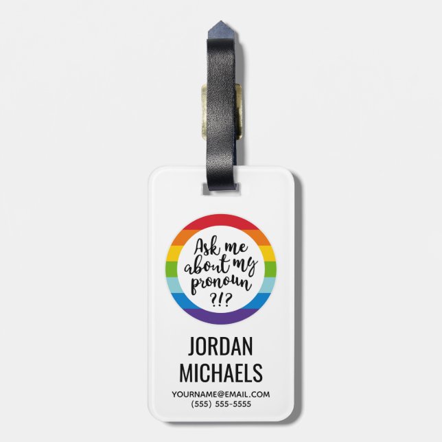 Frag mir von meinem Pronoun? Gepäckanhänger (Rückseite vertikal)