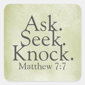 Frag. Sucht. Knock. Matthew 7:7 Quadratischer Aufkleber