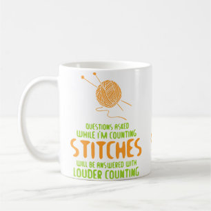 Fragen während des Zählens von Maschen beim Strick Kaffeetasse