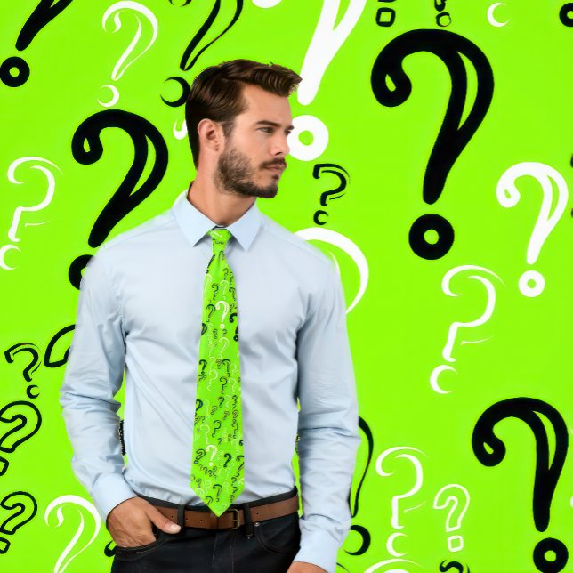 Fragezeichen Krawatte - Weiß, Schwarz, Chartreuse (Man wears a light green neckties with a pattern of question marks in white and black.)
