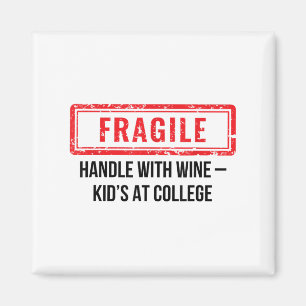 Fragile Handhabung mit Weinkid in der Uni Mama der Magnet