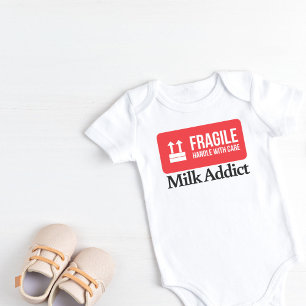 Fragile - Umgang mit Vorsicht - Milchaufnahme Baby Strampler