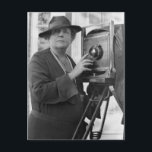 Frances Benjamin Johnston, 1936 Postkarte<br><div class="desc">Altes Foto des Fotografen Frances Benjamin Johnston justiert Objektiv von großen Stativ-Kamera vor dem Arts Club,  2017 Eye Street,  Washington,  D.C.,  1936.</div>