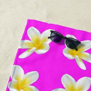 Frangipani-Muster in heiß rosa und gelb, Strandtuch