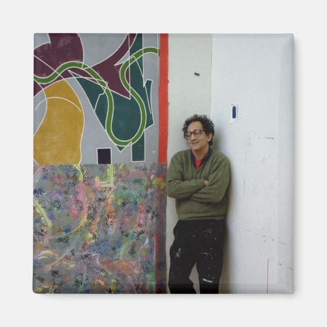 Frank Stella neben einem seiner Werke Magnet (Vorne)