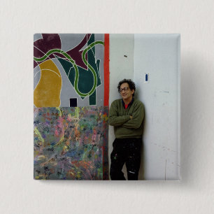 Frank Stella neben einem von seinem arbeitet Button