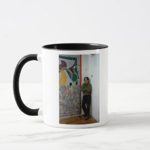 Frank Stella neben einem von seinem arbeitet Tasse