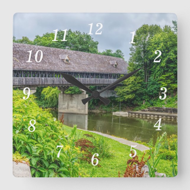 Frankenmuths Covered Bridge Wall Clock Quadratische Wanduhr (Vorderseite)