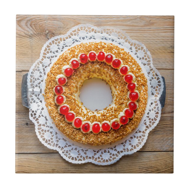 Frankfurter Kronenkuchen mit Kirschen aus rustikal Fliese (Vorderseite)