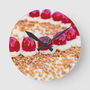 Frankfurter Kronenkuchen mit Kirschen aus rustikal Runde Wanduhr