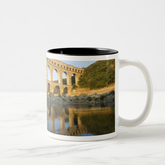 Frankreich, Avignon. Der Pont du Gard römisches Aq Zweifarbige Tasse (Rechts)