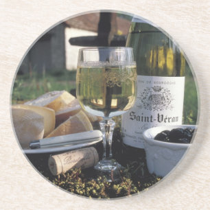 Frankreich, Burgund, Chablis. lokaler Wein und Getränkeuntersetzer