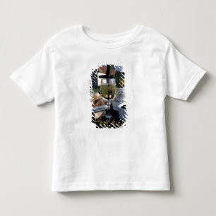 Frankreich, Burgund, Chablis. Lokaler Wein und Kleinkind T-shirt