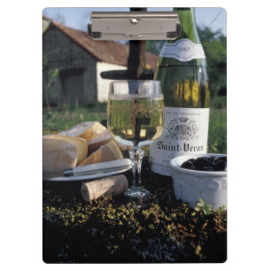 Frankreich, Burgund, Chablis. lokaler Wein und Klemmbrett