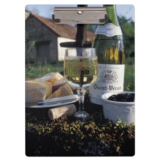 Frankreich, Burgund, Chablis. lokaler Wein und Klemmbrett (Vorderseite)