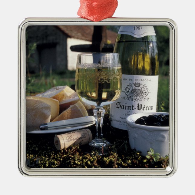 Frankreich, Burgund, Chablis. lokaler Wein und Silbernes Ornament (Vorne)