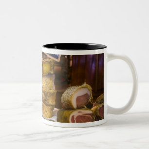 Frankreich, Korsika. Lokale Käsesorten und Charcut Zweifarbige Tasse