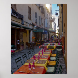 Frankreich, Korsika. Tische eines Cafes, aufgestel Poster